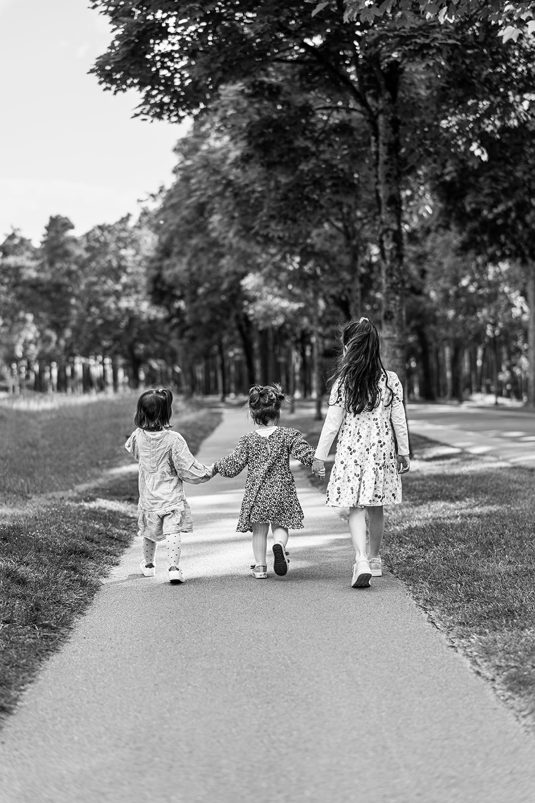 Enfants marchant main dans la main